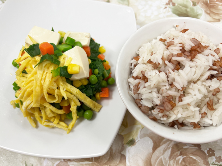 三色豆蛋丝豆腐菜粒焗红米饭