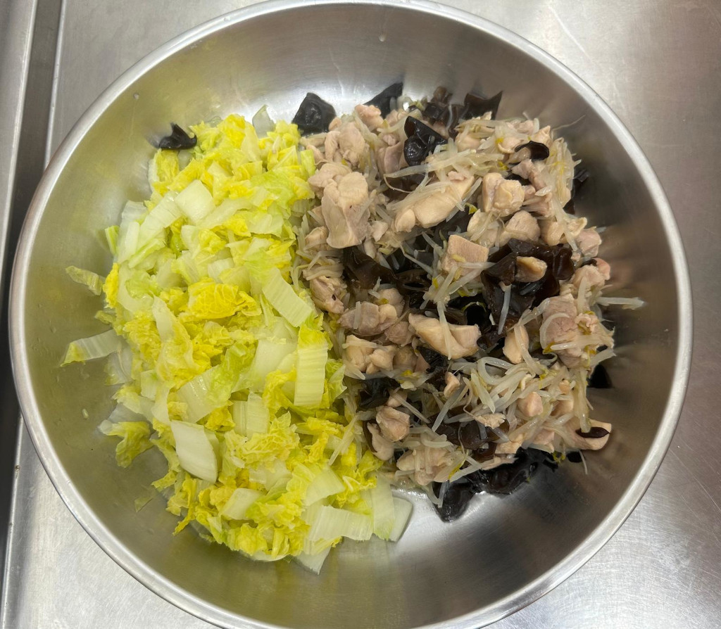 雲耳芽菜炒雞肉絲配紹菜