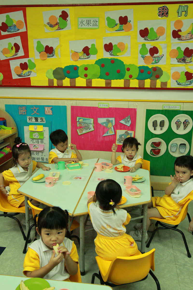 学童正在吃香蕉
