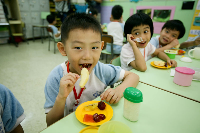 Children are eating fruits