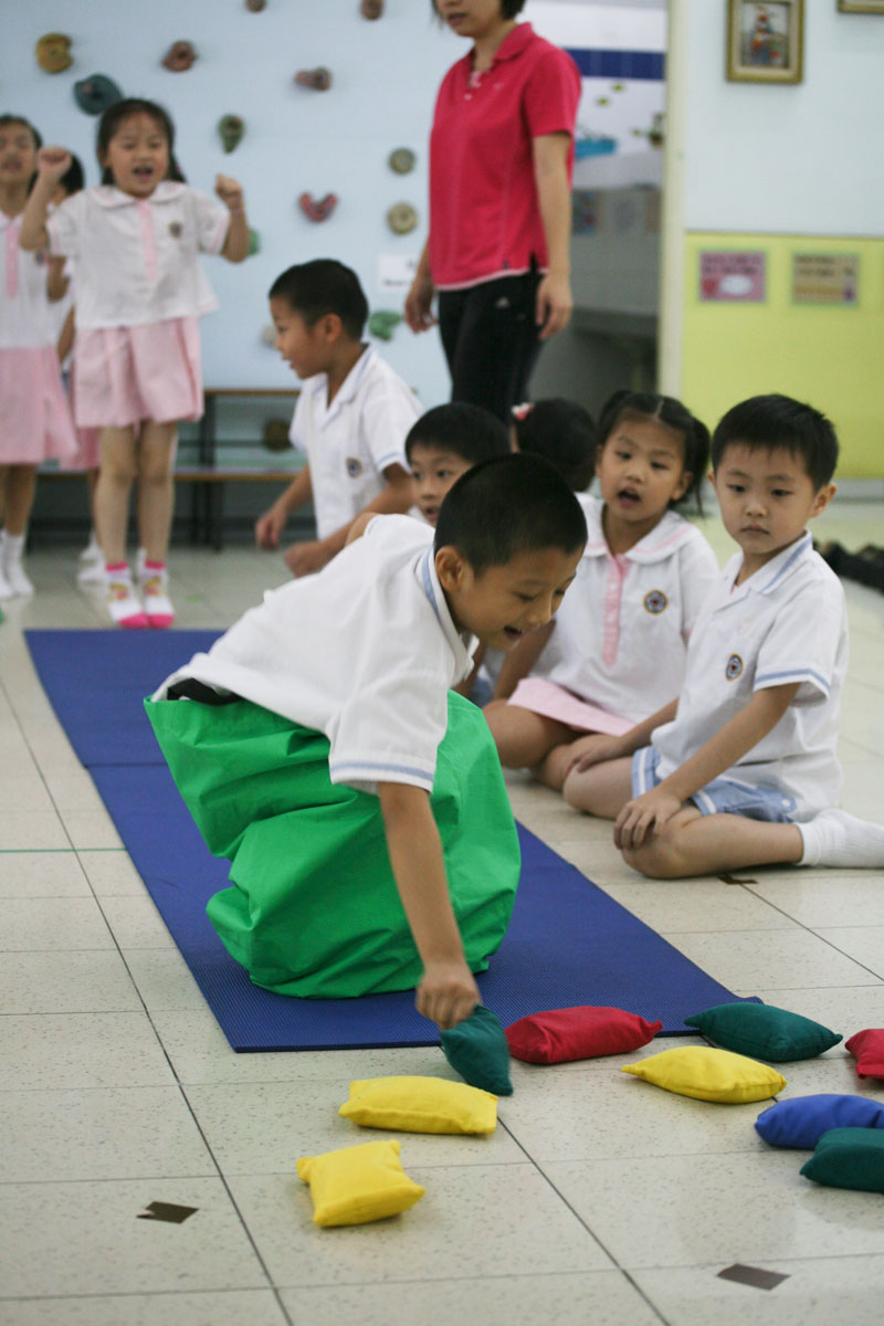 學童玩跳麻布袋遊戲