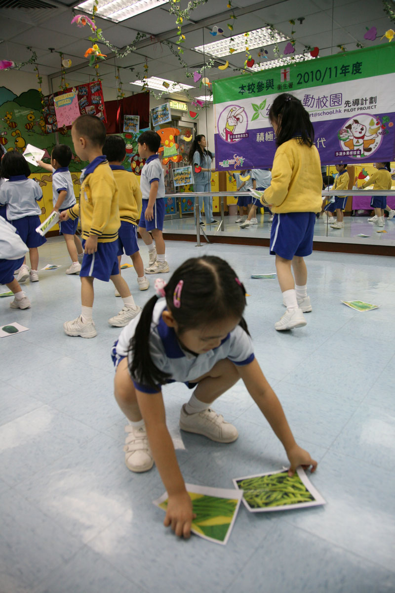 Children are playing physical games about vegetables