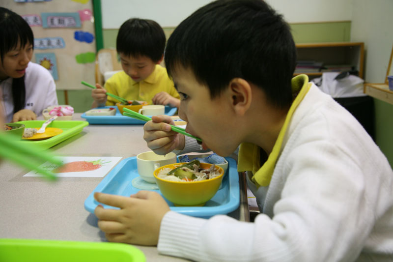 学童享用食物