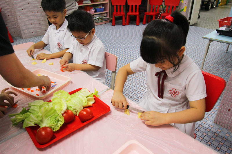 Children are cutting vegetables