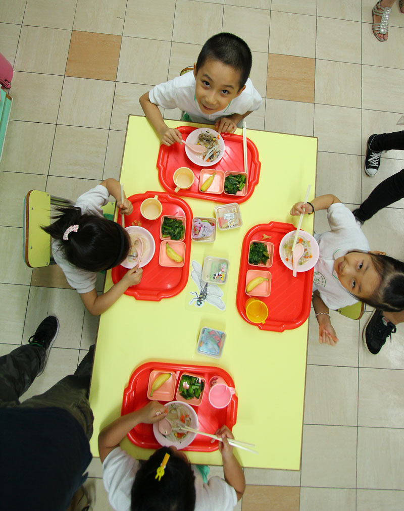 學童享用食物