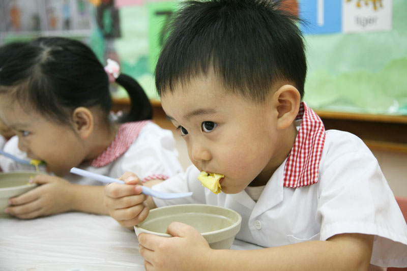 学童享用食物